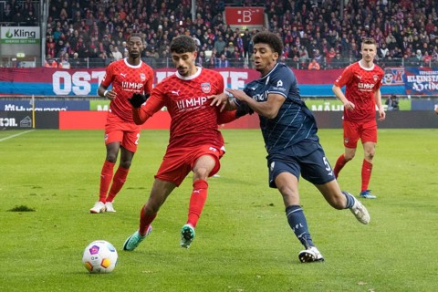 Football match, Eren DINKCI 1.FC Heidenheim left in duel with Fernando DA SILVA Jr. BERNARDO VFL
