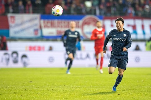 Football match, Takuma ASANO VFL Bochum energetically pursues the ball, Voith-Arena football