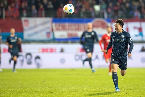 Football match, Takuma ASANO VFL Bochum energetically pursues the ball, Voith-Arena football