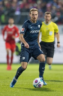 Football match, Lukas DASCHNER VFL Bochum on the ball, Voith-Arena football stadium, Heidenheim