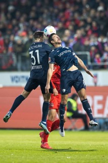 Football match, Kevin SCHLOTTERBECK VFL Bochum left in aerial combat with his own team-mate Captain