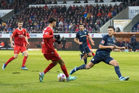 Football match, Kevin SCHLOTTERBECK VFL Bochum right. tries to block the shot of Eren DINKCI 1.FC
