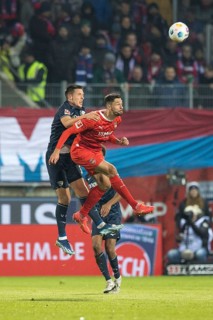 Football match, Kevin SCHLOTTERBECK VFL Bochum left in aerial combat with Tim KLEINDIENST1.FC