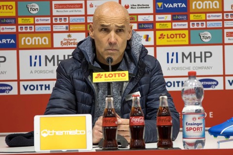 Football match, Coach Thomas LETSCH VFL Bochum with a questioning expression at the post-match