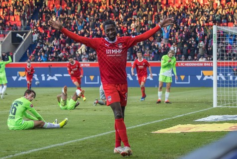 Football match, Omar TRAORE' cheers, he has just scored the 1 to 1 for 1.FC Heidenheim, Voith-Arena