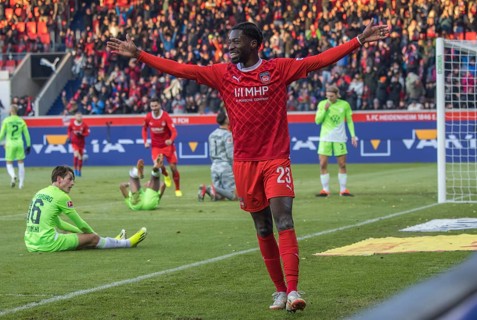 Football match, Omar TRAORE' cheers, he has just scored the 1 to 1 for 1.FC Heidenheim, Voith-Arena