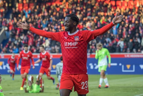 Football match, Omar TRAORE' cheers, he has just scored the 1 to 1 for 1.FC Heidenheim, Voith-Arena