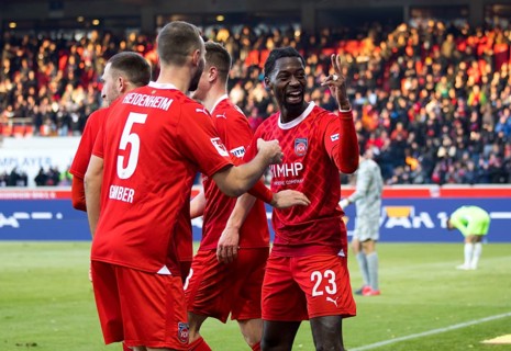 Football match, Omar TRAORE' on the right cheers, he has just scored the 1 to 1 for 1.FC