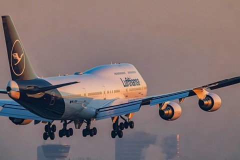 Aircraft approaching Frankfurt Airport in the early morning, Fraport Airport, D-ABVY, LUFTHANSA,