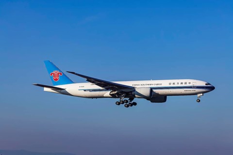 Aircraft approaching Frankfurt Airport, Fraport Airport. B-2028, CHINA SOUTHERN AIRLINES, BOEING