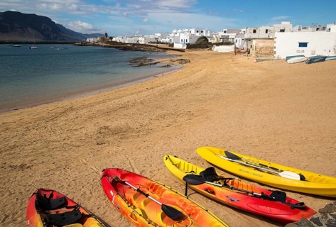 Playa La Laja sandy beach, Caleta de Sebo village, La Isla Graciosa, Lanzarote, Canary Islands,