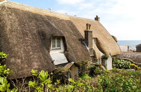 Pretty historic thatched cottages, Cadgwith, Lizard peninsula, Cornwall, England, UK