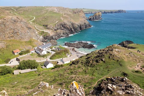 National Trust cafe and coastal scenery, Kynance Cove, Lizard peninsula, Cornwall, England, UK