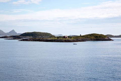 Farmhouse on small skerry island near Stormolla island, Lofoten islands, Nordland, Norway, Europe