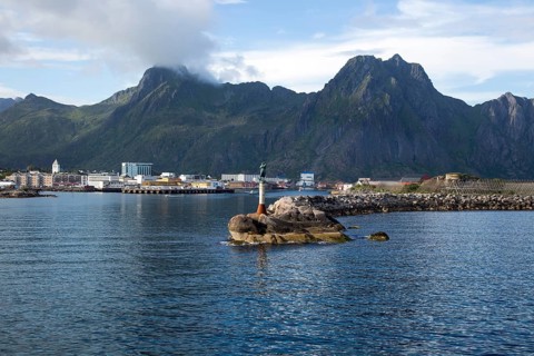Fisherman's wife statue at harbour entrance, Svolvaer, Lofoten Islands, Nordland, Norway, Europe