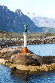 Fisherman's wife statue at harbour entrance, Svolvaer, Lofoten Islands, Nordland, Norway, Europe