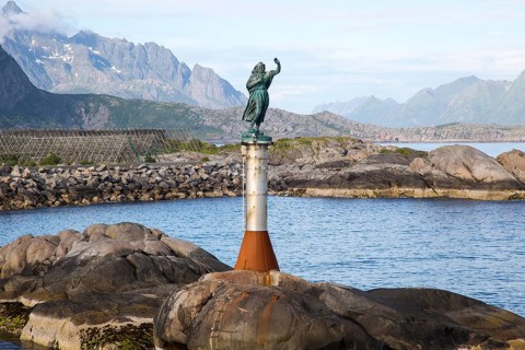 Fisherman's wife statue at harbour entrance, Svolvaer, Lofoten Islands, Nordland, Norway, Europe
