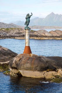 Fisherman's wife statue at harbour entrance, Svolvaer, Lofoten Islands, Nordland, Norway, Europe