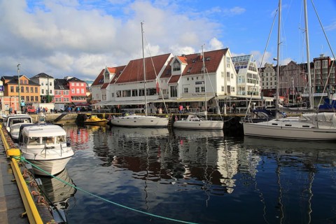 Sailing yachts and historic buildings, Vågen harbour, Bergen, Norway, Europe