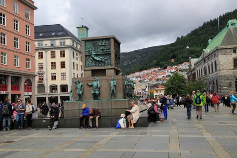Sjomannsmonumentet, Seaman's Monument, by Dyre Vaa 1950, busy Torgallmenningen street, Bergen,