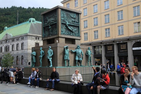 Sjømannsmonumentet, Seaman's Monument, by Dyre Vaa 1950, busy Torgallmenningen street, Bergen,
