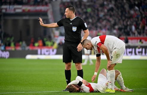 Injury Maximilian Mittelstaedt VfB Stuttgart (07) on the ground, Waldemar Anton VfB Stuttgart (02)