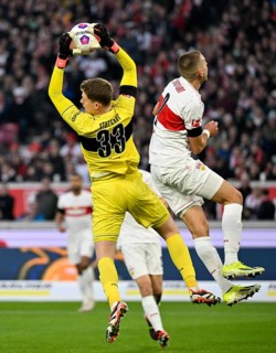Penalty area scene, goal area scene Goalkeeper Alexander Nuebel VfB Stuttgart (33) and Waldemar