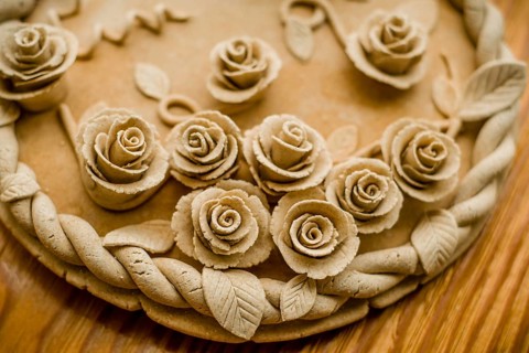 Image of a pastel beige dough sculpture with rose patterns, Teig, gebacken