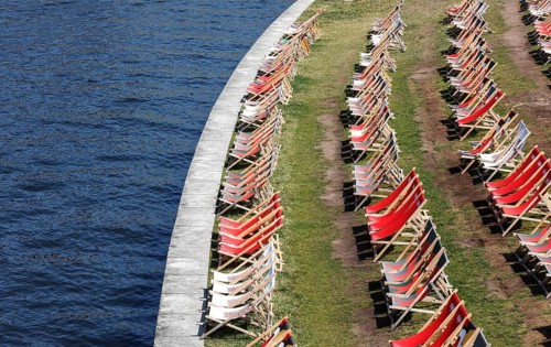 Unused sun loungers at a Berlin beach bar on the Spre, 19.07.2022