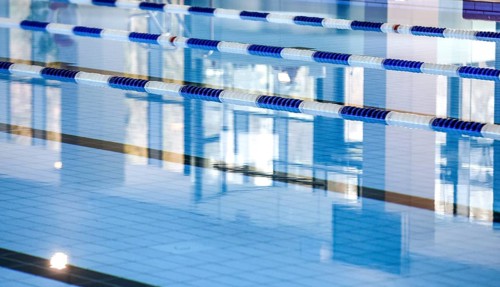 Dividing ropes delimit swimming lanes in the swimming pool of the reopened Tiergarten municipal