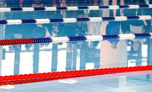 Dividing ropes delimit swimming lanes in the swimming pool of the reopened Tiergarten municipal
