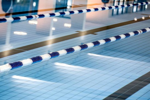 Dividing ropes delimit swimming lanes in the swimming pool of the reopened Tiergarten municipal