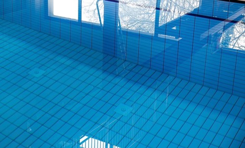 The diving tower is reflected in the swimming pool of the reopened Tiergarten municipal swimming