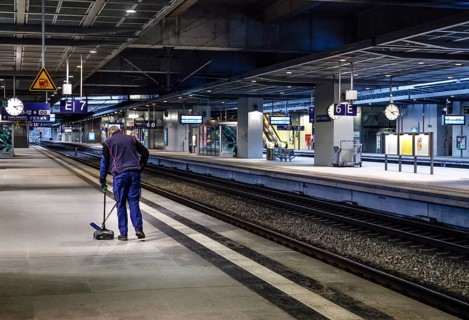 A Deutsche Bahn service employee cleans the platform at Südkreuz station. The fourth train drivers'