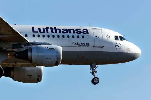 A Lufthansa Airbus A319-100 on approach for landing, Schönefeld, 28/03/2022