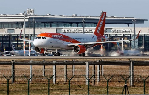 An easyJet Airbus takes off at BER Airport, Schönefeld, 28/03/2022