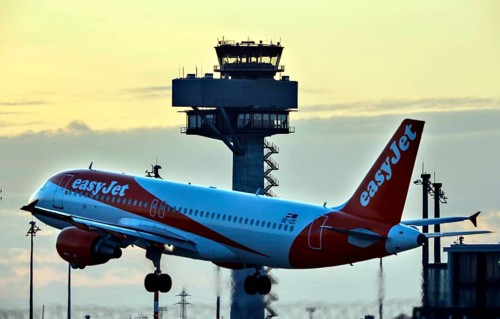 An easyJet Airbus lands at BER Airport, Schönefeld, 28/03/2022
