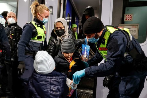 Refugees from Ukraine arrive at Berlin Central Station, 01/03/2022