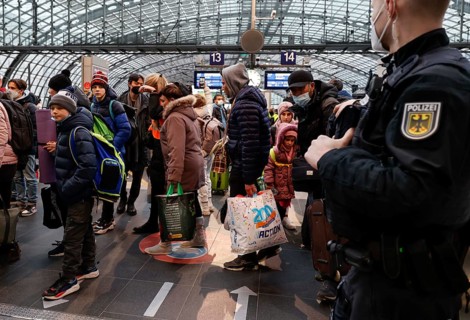 Refugees from Ukraine arrive at Berlin Central Station, 01/03/2022