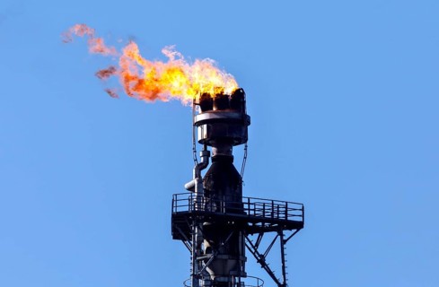 Excess gas from crude oil processing at PCK-Raffinerie GmbH in Schwedt is incinerated, 07/03/2022