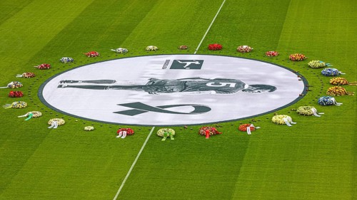 Banner with Franz Beckenbauer and wreaths of flowers, funeral service of FC Bayern Munich for Franz