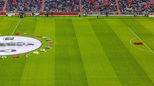 Banner with Franz Beckenbauer and flower wreaths, the symbolic shirt number 5 as a flower