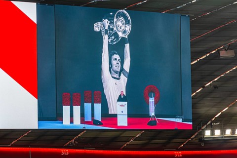 The honorary president of FC Bayern Munich Uli Höness speaks to the mourners, FC Bayern Munich