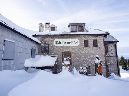 Group of figures of the Three Wise Men in the snow, Schafbergalm, Sankt Wolfgang am Wolfgangsee,