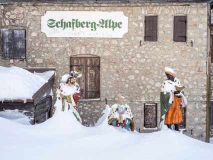 Group of figures of the Three Wise Men in the snow, Schafbergalm, Sankt Wolfgang am Wolfgangsee,