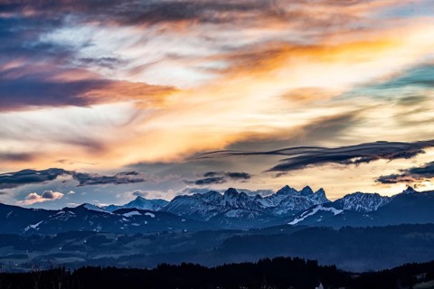 Sunrise in winter over the snow-covered Allgäu Alps, on the right the Kellenspitze, the Gimpel and