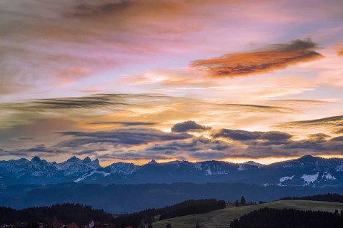 Sunrise in winter over the Allgäu Alps, on the left the Kellenspitze, the Gimpel and the Rote Flüh