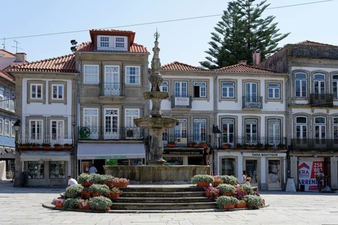 Fountain, houses, pedestrian zone, main square, Praca da Republica, Ursulinas, Viana do Castelo,