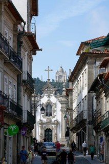 Narrow alley, Capela das Malheiras, Rua Gago Coutinho, Ursulinas, Viana do Castelo, Portugal,
