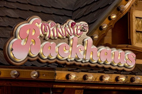Shop sign, bakery Minnies Backhaus, snack bar, market stall, folk festival Kalter Markt, Kaale